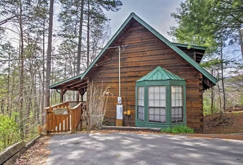Secluded Sevierville Cabin W/ Hot Tub!