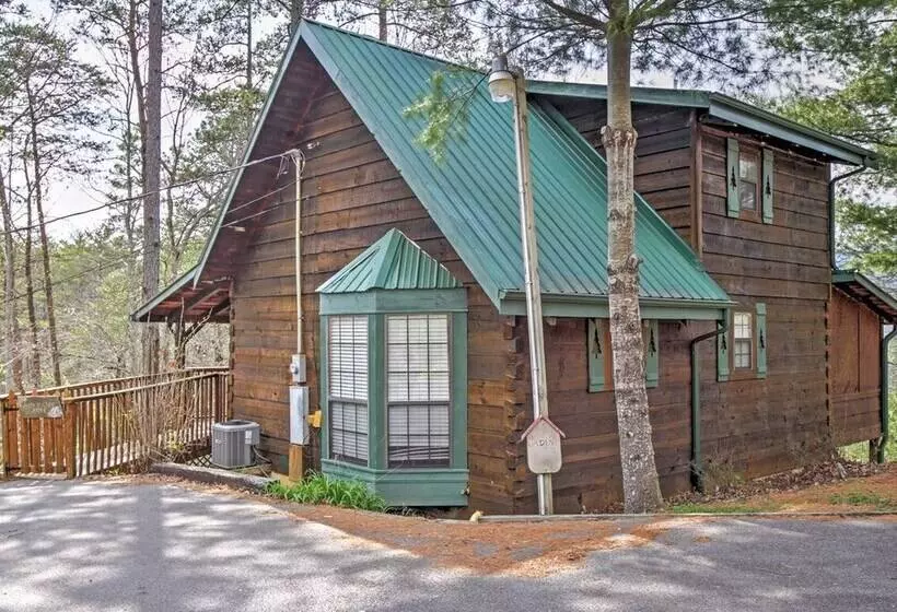 Secluded Sevierville Cabin W/ Hot Tub!