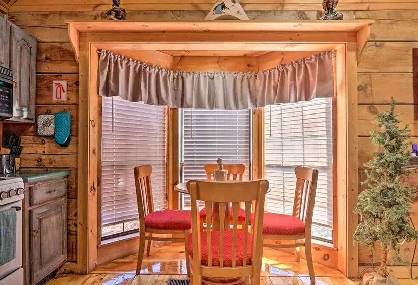 Secluded Sevierville Cabin W/ Hot Tub!