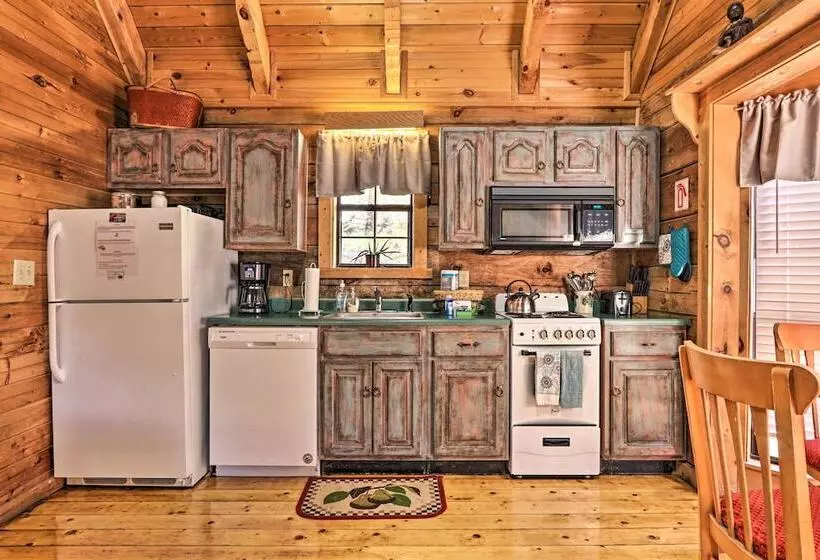 Secluded Sevierville Cabin W/ Hot Tub!