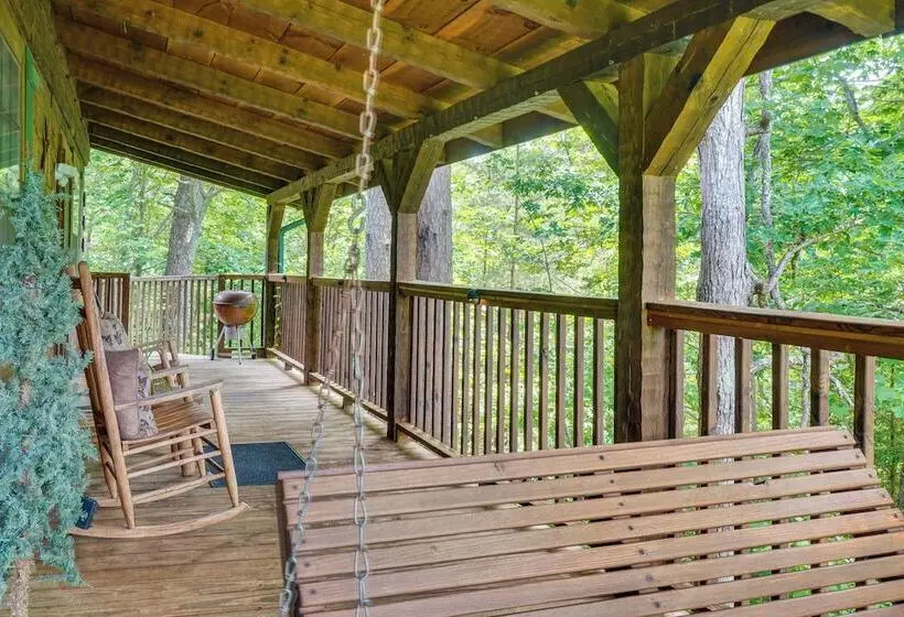 Secluded Sevierville Cabin W/ Hot Tub!