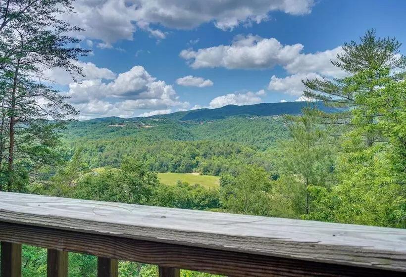 Secluded Sevierville Cabin W/ Hot Tub!