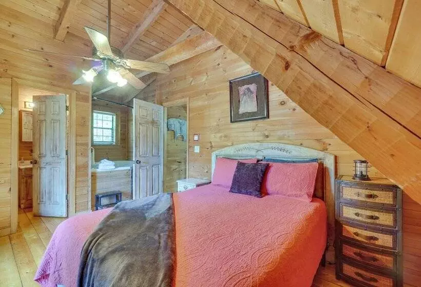 Secluded Sevierville Cabin W/ Hot Tub!