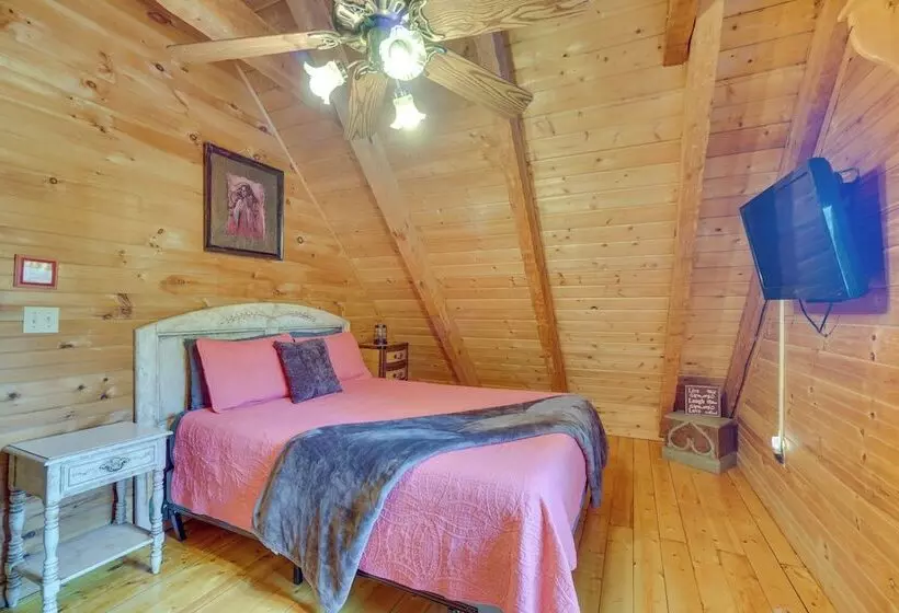 Secluded Sevierville Cabin W/ Hot Tub!