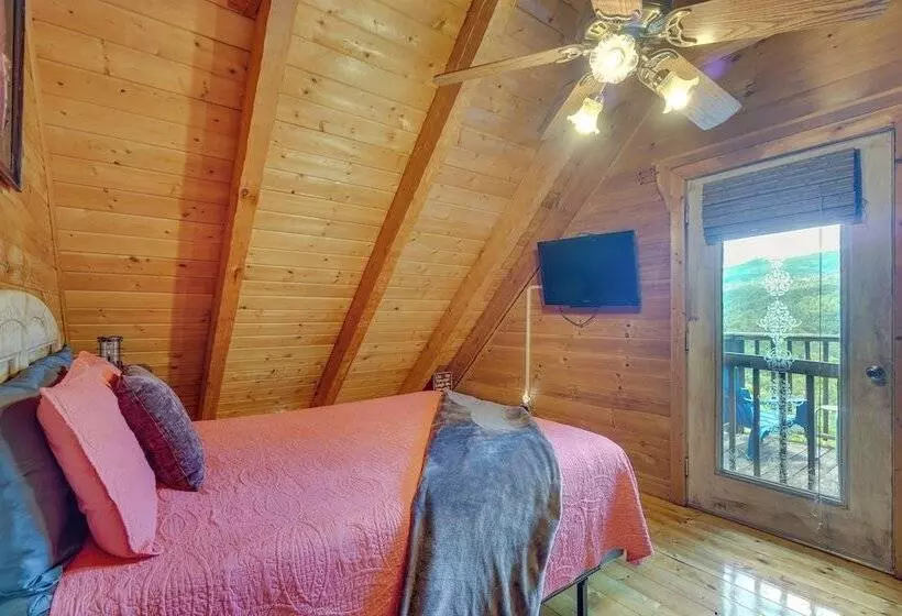 Secluded Sevierville Cabin W/ Hot Tub!