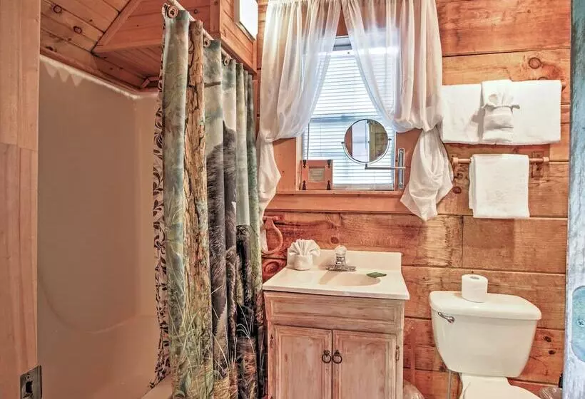 Secluded Sevierville Cabin W/ Hot Tub!