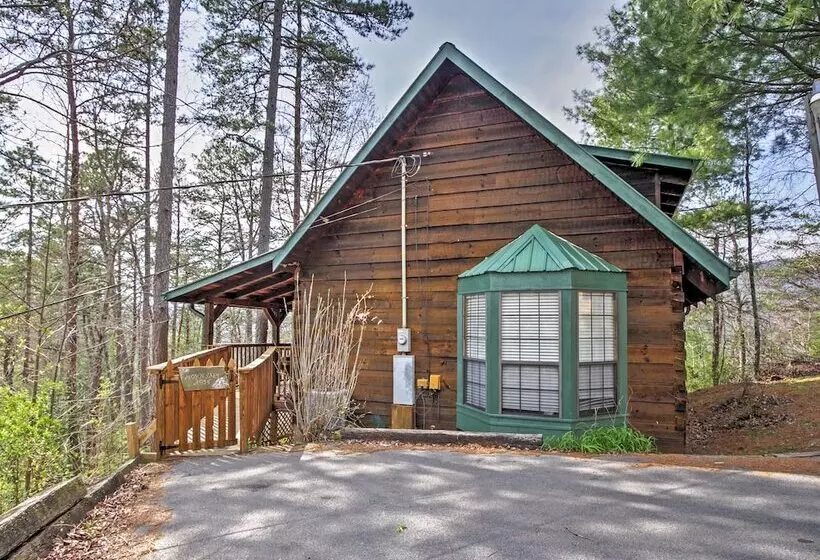 Secluded Sevierville Cabin W/ Hot Tub!