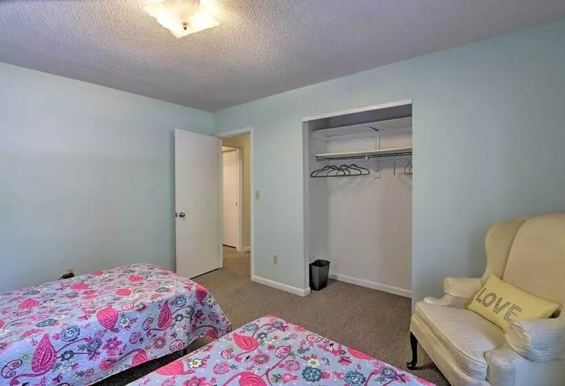 Downtown Home W/ Yard & Bbq   6 Mi To Downtown!