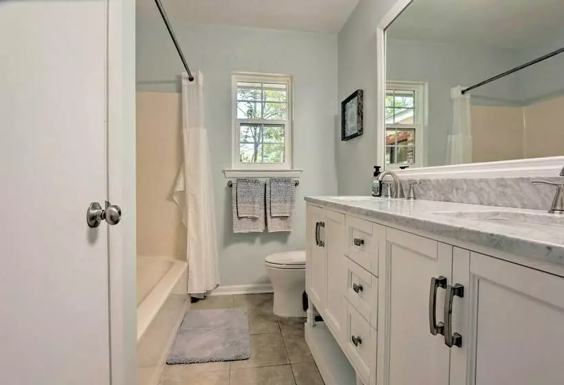 Downtown Home W/ Yard & Bbq   6 Mi To Downtown!