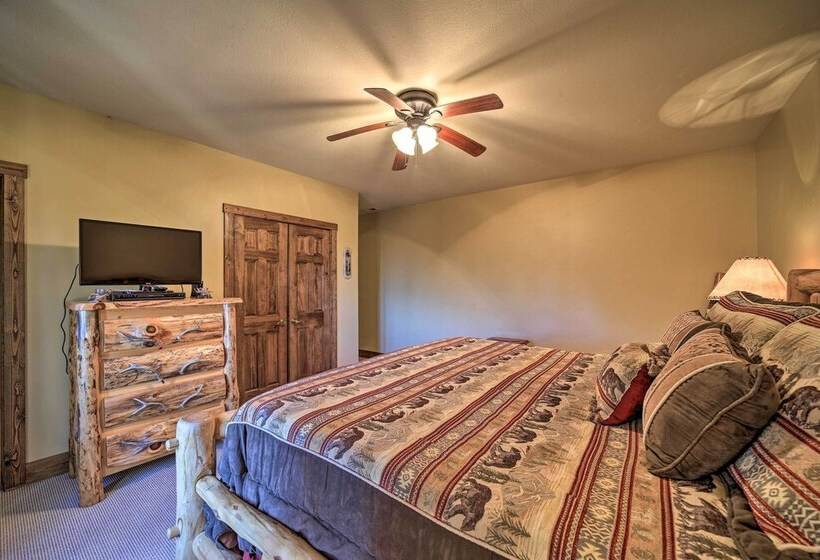 Eagle View Lodge Luxury Home With Hot Tub!