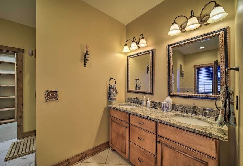 Eagle View Lodge Luxury Home With Hot Tub!