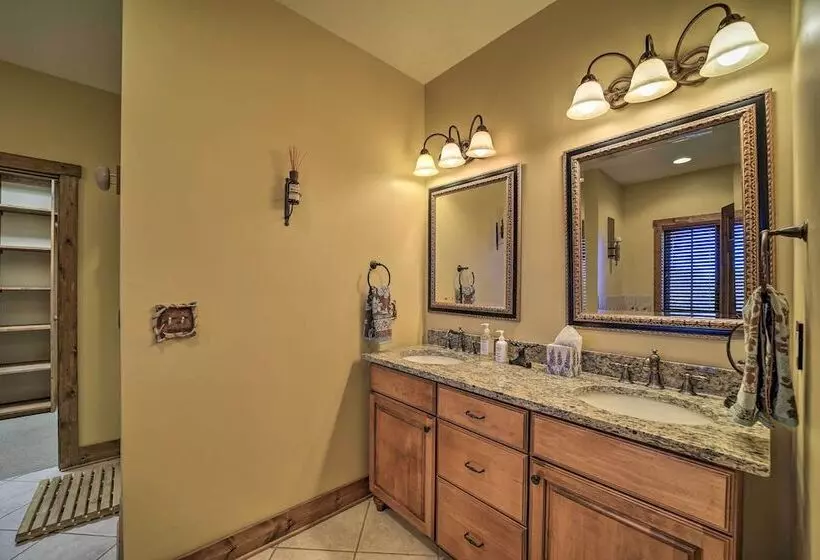 Eagle View Lodge Luxury Home With Hot Tub!