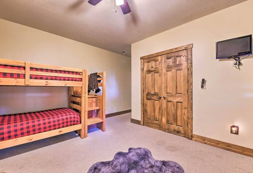 Eagle View Lodge Luxury Home With Hot Tub!