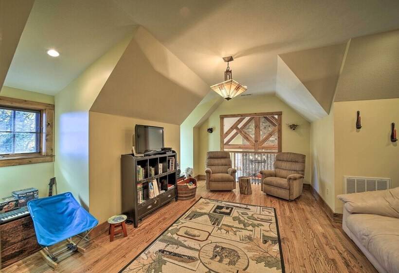 Eagle View Lodge Luxury Home With Hot Tub!