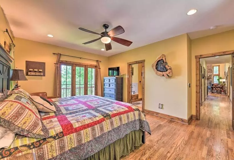 Eagle View Lodge Luxury Home With Hot Tub!