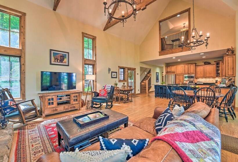 Eagle View Lodge Luxury Home With Hot Tub!