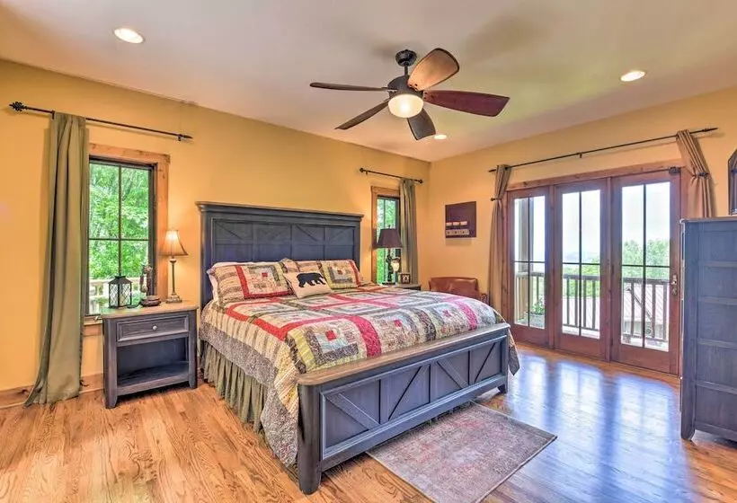 Eagle View Lodge Luxury Home With Hot Tub!
