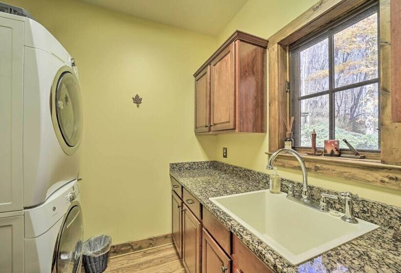 Eagle View Lodge Luxury Home With Hot Tub!