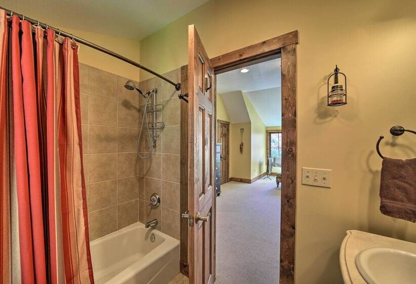 Eagle View Lodge Luxury Home With Hot Tub!