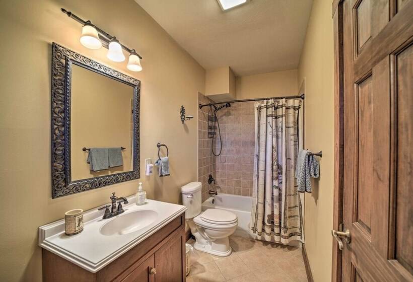 Eagle View Lodge Luxury Home With Hot Tub!