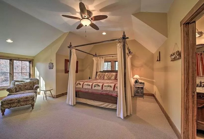 Eagle View Lodge Luxury Home With Hot Tub!