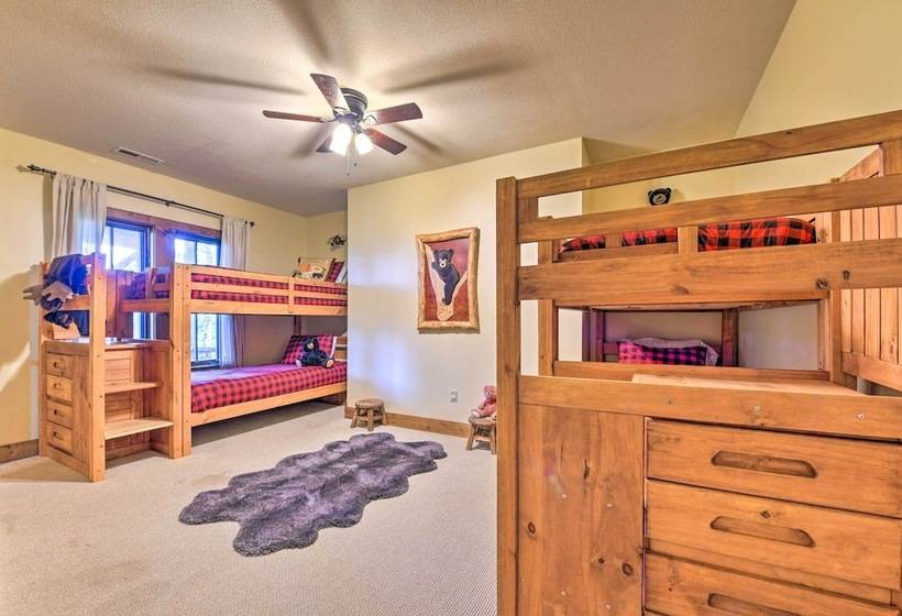 Eagle View Lodge Luxury Home With Hot Tub!