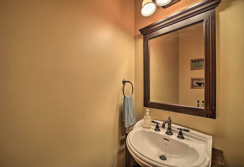 Eagle View Lodge Luxury Home With Hot Tub!
