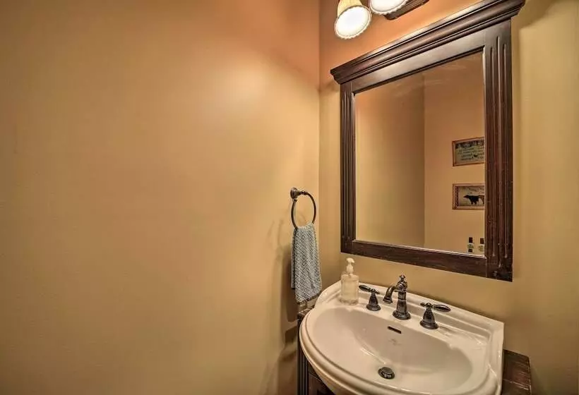 Eagle View Lodge Luxury Home With Hot Tub!