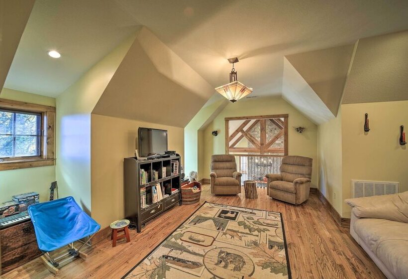 Eagle View Lodge Luxury Home With Hot Tub!
