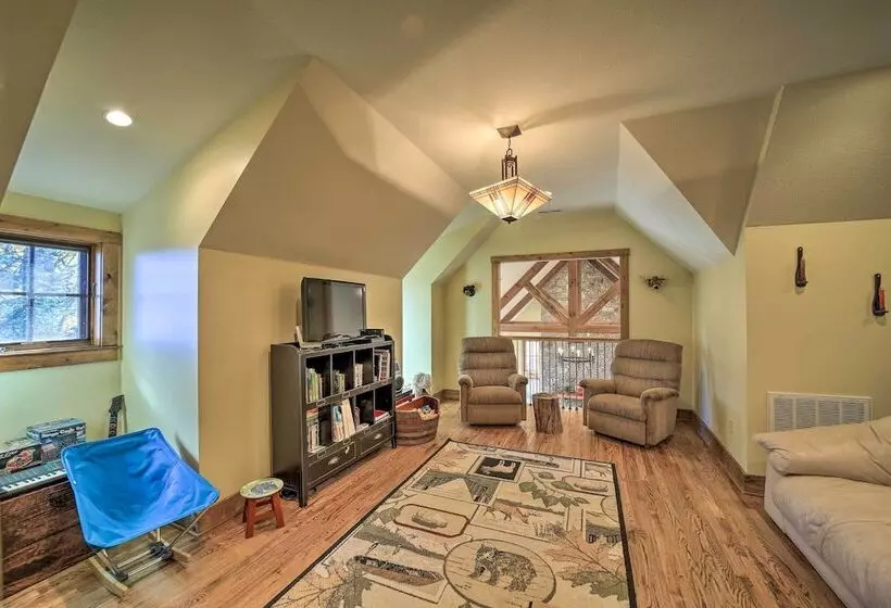 Eagle View Lodge Luxury Home With Hot Tub!