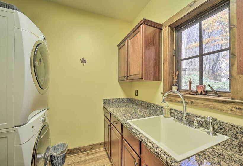 Eagle View Lodge Luxury Home With Hot Tub!