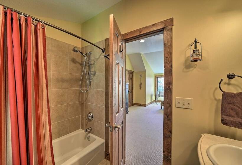 Eagle View Lodge Luxury Home With Hot Tub!