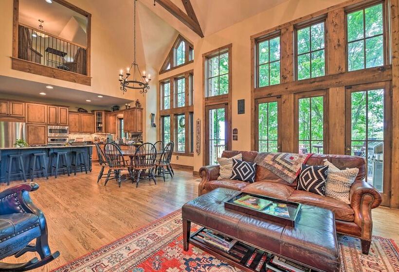 Eagle View Lodge Luxury Home With Hot Tub!