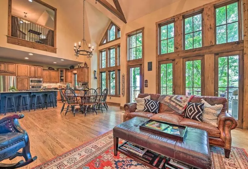 Eagle View Lodge Luxury Home With Hot Tub!