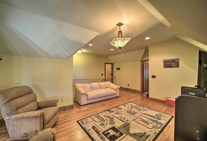 Eagle View Lodge Luxury Home With Hot Tub!
