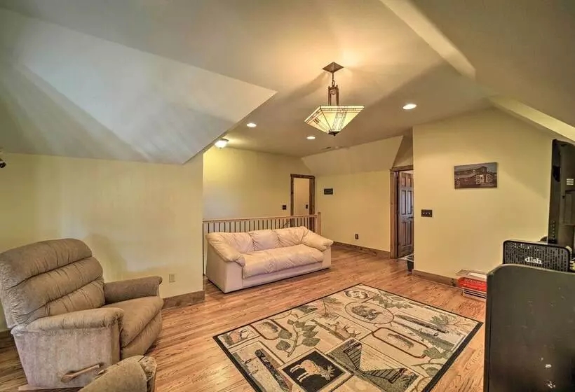 Eagle View Lodge Luxury Home With Hot Tub!