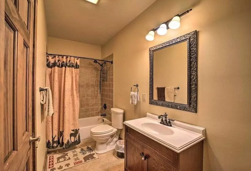 Eagle View Lodge Luxury Home With Hot Tub!