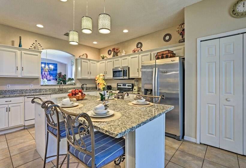 14 Mi To Disney Parks: Spacious Kissimmee Home
