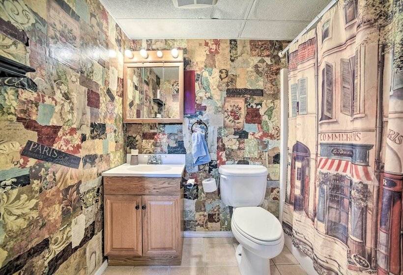 Family Friendly Saugerties Home W/ Hot Tub & Games