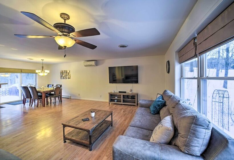 Family Friendly Saugerties Home W/ Hot Tub & Games