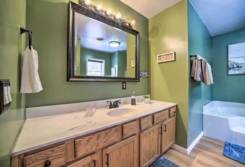 Family Friendly Saugerties Home W/ Hot Tub & Games