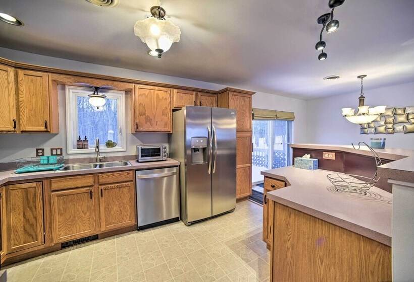 Family Friendly Saugerties Home W/ Hot Tub & Games