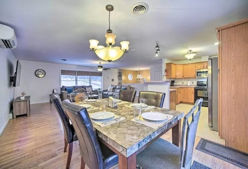 Family Friendly Saugerties Home W/ Hot Tub & Games