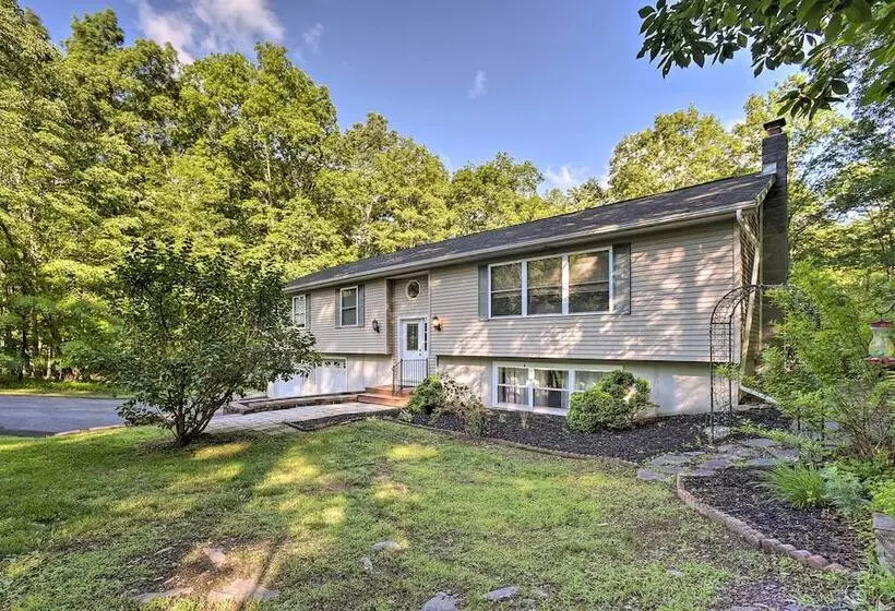 Family Friendly Saugerties Home W/ Hot Tub & Games