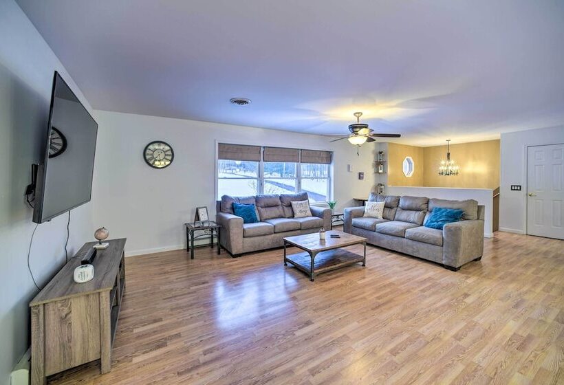 Family Friendly Saugerties Home W/ Hot Tub & Games