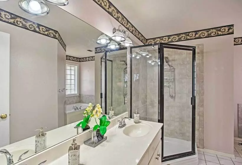 Large Waterfront Lake Palestine Home W/ Deck, Dock