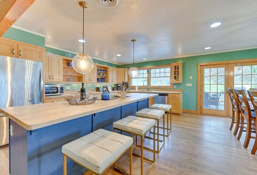 Slope Views: Luxe Windham Retreat W/ Hot Tub!