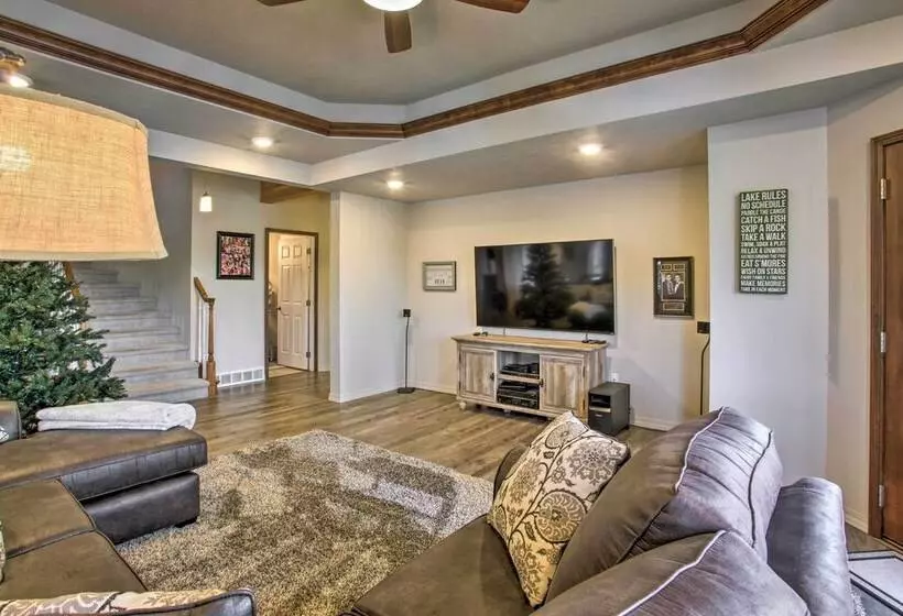 Luxurious Liberty Lake Hideaway W/ Hot Tub!