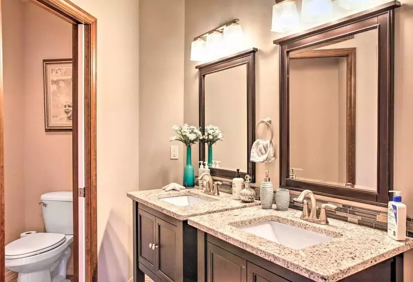 Luxurious Liberty Lake Hideaway W/ Hot Tub!