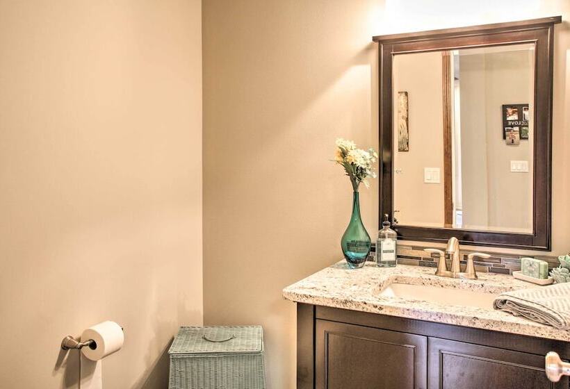 Luxurious Liberty Lake Hideaway W/ Hot Tub!